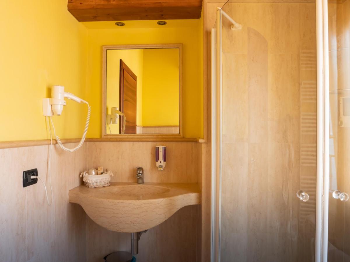 Albergo Ristorante Montebaldo Limone sul Garda Esterno foto