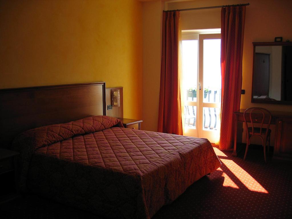 Albergo Ristorante Montebaldo Limone sul Garda Camera foto